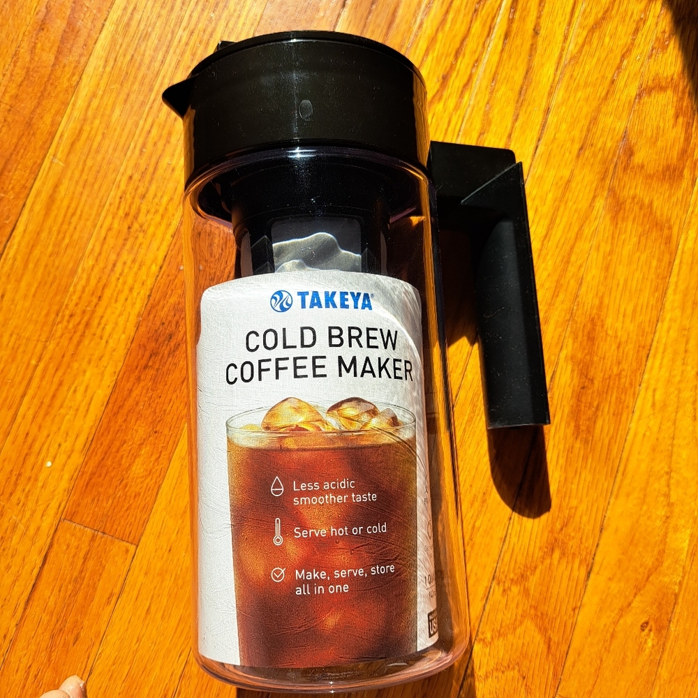 Takeya 10310 1 Quart Cold Brew Coffee Maker -Black Lid Pitcher